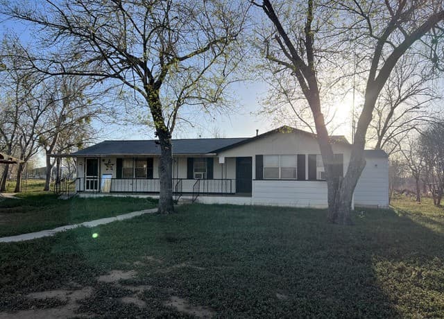 3-bedroom rental at 1207 El Paso in Stockdale, TX — photo 3