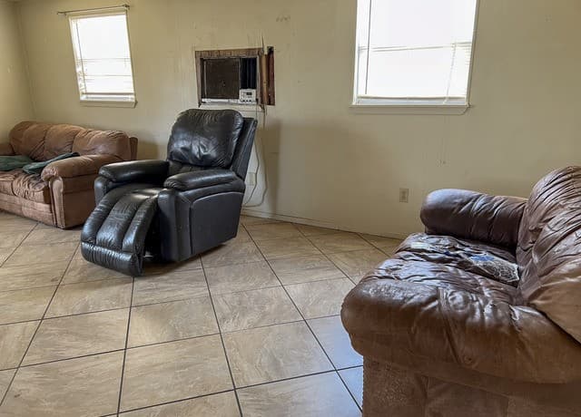 3-bedroom rental at 1207 El Paso in Stockdale, TX — photo 5