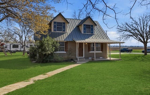 3-bedroom rental at 16040 Keller in LaCoste, TX — photo 1