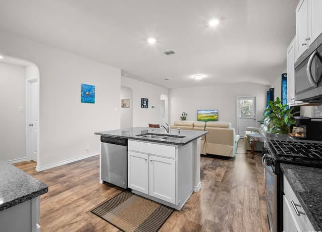 3-bedroom rental at 5022 Dancing Gopher in San Antonio, TX — photo 5