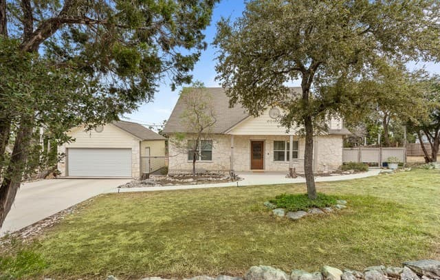 3-bedroom rental at 1620 Point Vw in Spring Branch, TX — photo 1