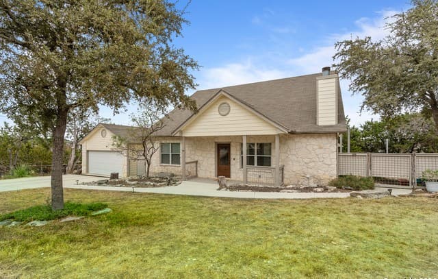 3-bedroom rental at 1620 Point Vw in Spring Branch, TX — photo 4