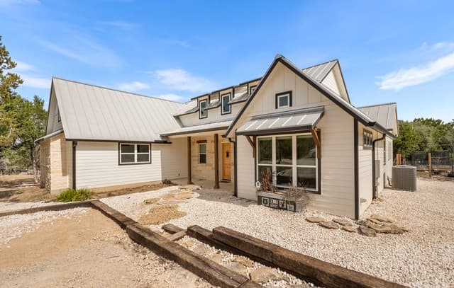3-bedroom rental at 585 English Hollow in Bandera, TX — photo 2