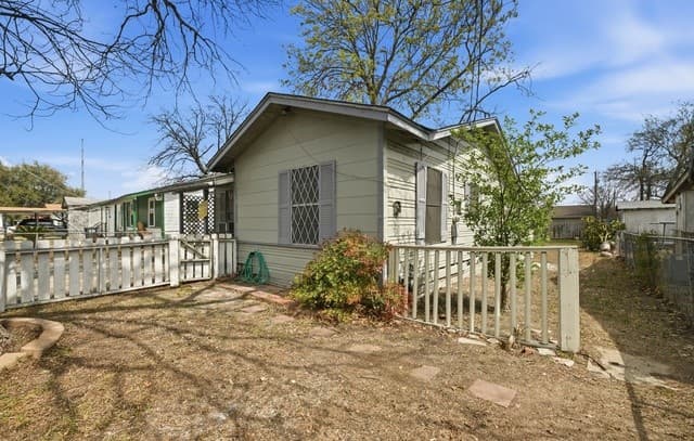 2-bedroom rental at 2002 Amerada in San Antonio, TX — photo 2