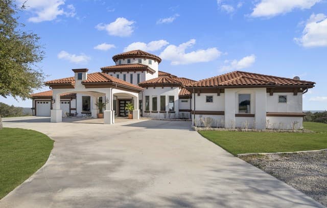 4-bedroom rental at 205 County Road 2727 in Mico, TX — photo 3