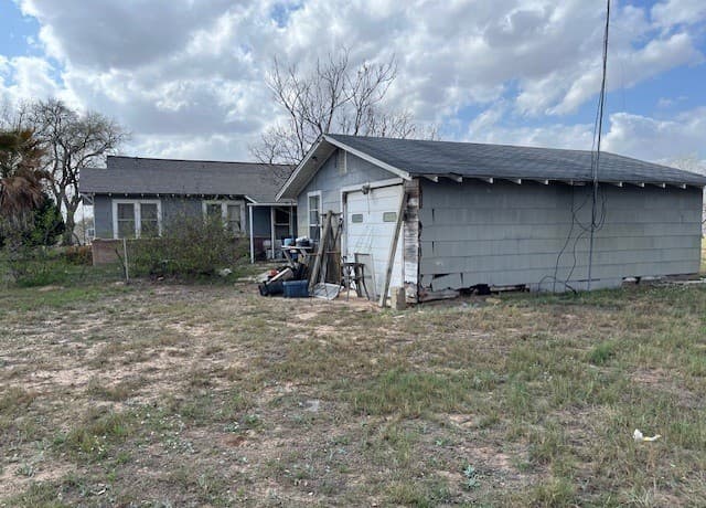 2-bedroom rental at 2790 Second St. in Pleasanton, TX — photo 3