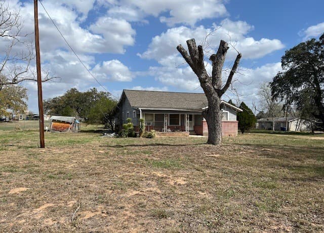 2-bedroom rental at 2790 Second St. in Pleasanton, TX — photo 4