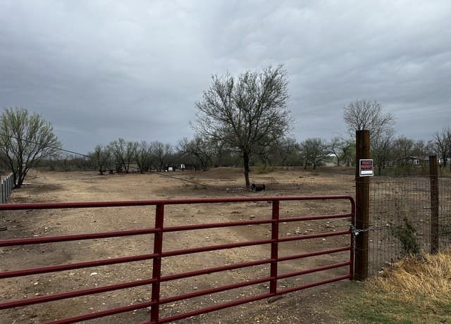 rental at 1083 County Road 6610 in Devine, TX — photo 1