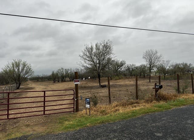 rental at 1083 County Road 6610 in Devine, TX — photo 2