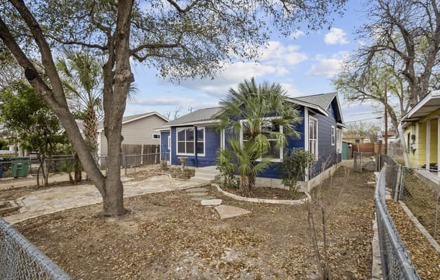 2-bedroom rental at 119 Freiling in San Antonio, TX — photo 2