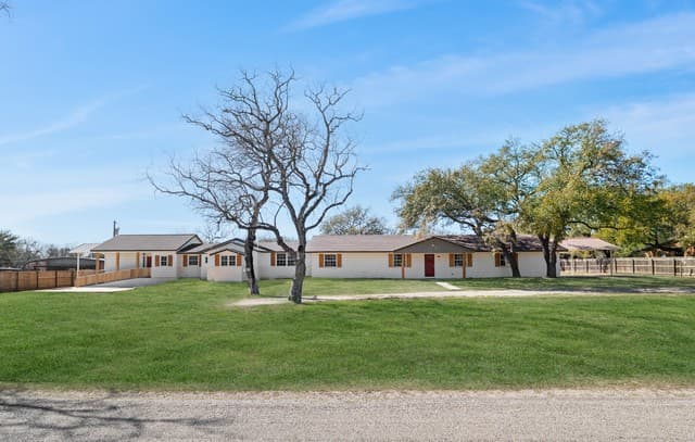 5-bedroom rental at 113 Crestline in Pleasanton, TX — photo 1