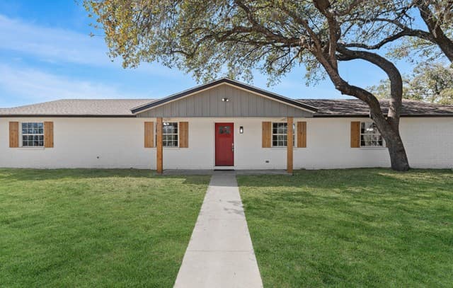 5-bedroom rental at 113 Crestline in Pleasanton, TX — photo 2