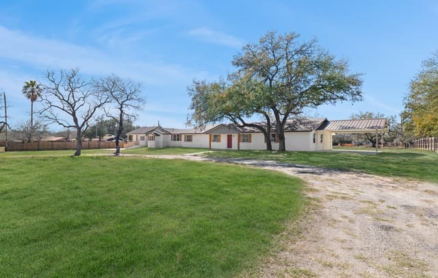 5-bedroom rental at 113 Crestline in Pleasanton, TX — photo 3