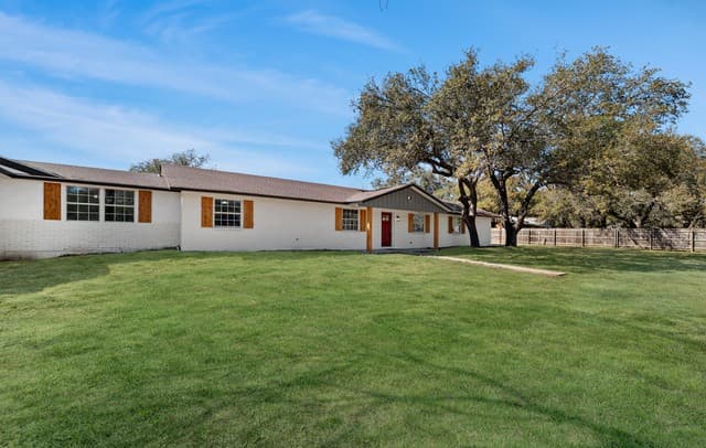 5-bedroom rental at 113 Crestline in Pleasanton, TX — photo 4