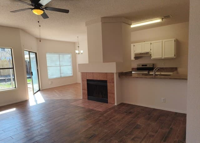 3-bedroom rental at 9811 Autumn Star in San Antonio, TX — photo 3