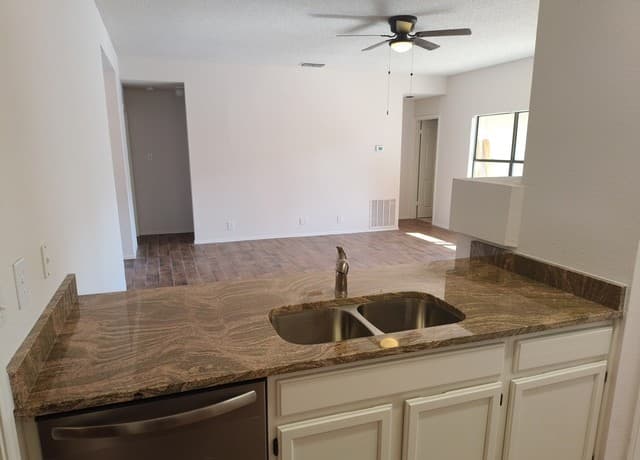 3-bedroom rental at 9811 Autumn Star in San Antonio, TX — photo 5