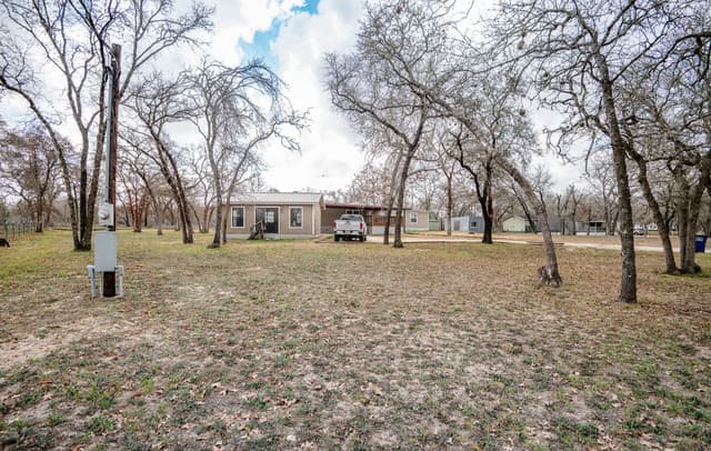 4-bedroom rental at 213 Oak View in La Vernia, TX — photo 5
