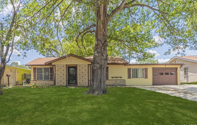 3-bedroom rental at 638 Prestwick Blvd Unit 1 in San Antonio, TX — photo 3