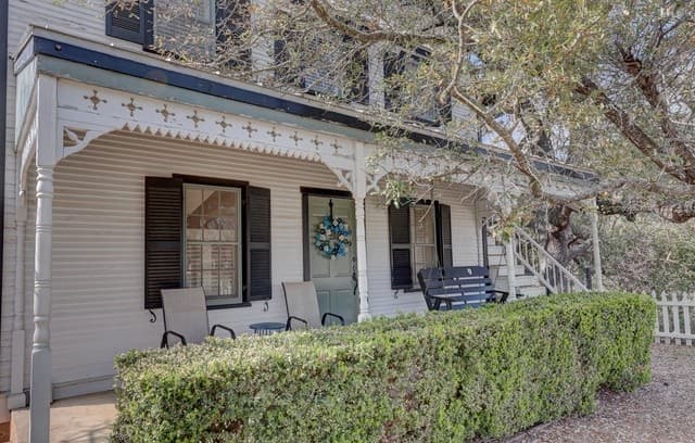 3-bedroom rental at 507 W Travis in Fredericksburg, TX — photo 2