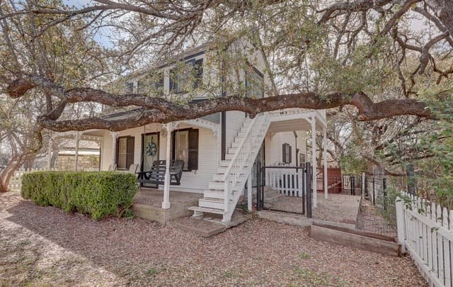 3-bedroom rental at 507 W Travis in Fredericksburg, TX — photo 4