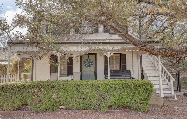 3-bedroom rental at 507 W Travis in Fredericksburg, TX — photo 5