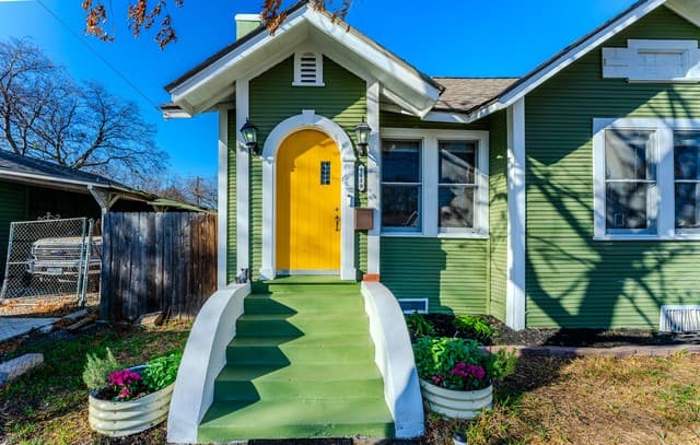 3-bedroom rental at 1819 W Woodlawn Ave in San Antonio, TX — photo 2