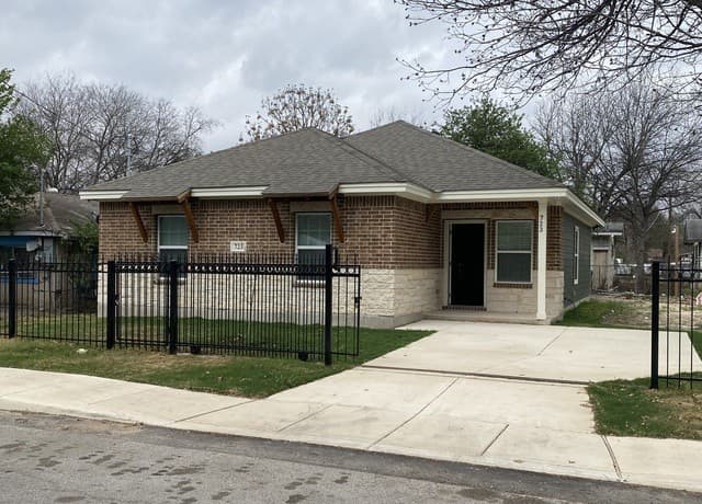3-bedroom rental at 723 S San Bernardo Ave in San Antonio, TX — photo 2