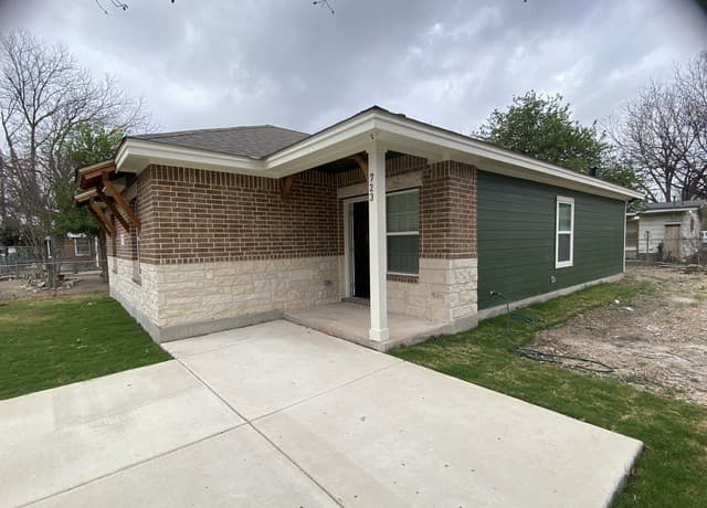 3-bedroom rental at 723 S San Bernardo Ave in San Antonio, TX — photo 3
