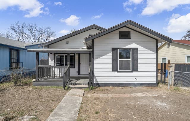 4-bedroom rental at 1325 W Mariposa in San Antonio, TX — photo 2