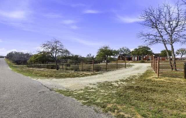 4-bedroom rental at 1007 Bluebonnet Lane (Lot 195) in Adkins, TX — photo 3