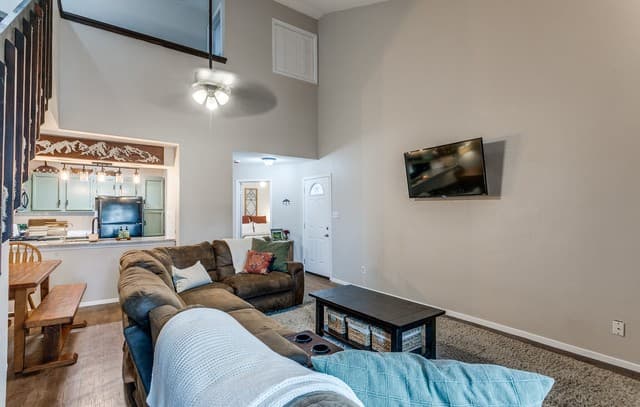 2-bedroom rental at 10527 Perrin Beitel Unit C205 in San Antonio, TX — photo 3
