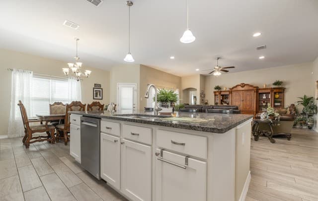 3-bedroom rental at 133 Grand View in Floresville, TX — photo 4