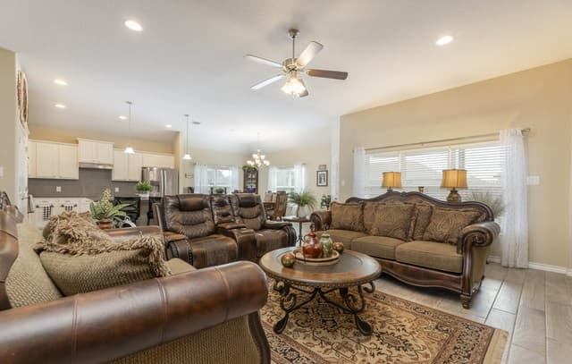 3-bedroom rental at 133 Grand View in Floresville, TX — photo 5