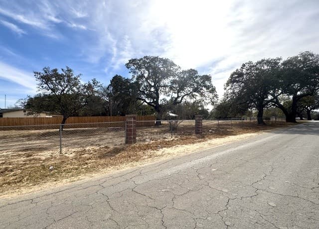 rental at 00 Washington in Devine, TX — photo 3