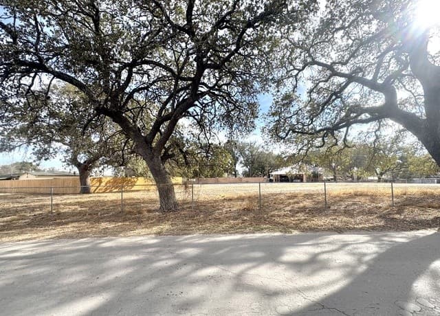 rental at 402 W Dilley in Devine, TX — photo 2