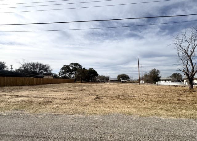 rental at 402 W Dilley in Devine, TX — photo 5