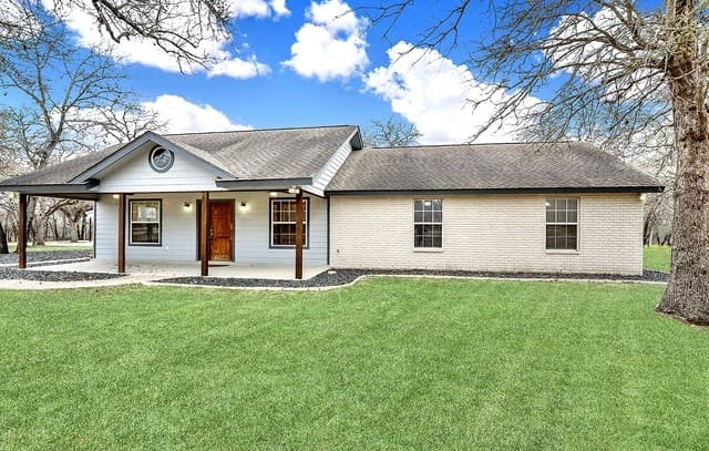 4-bedroom rental at 1026 Wild Flower in Floresville, TX — photo 2