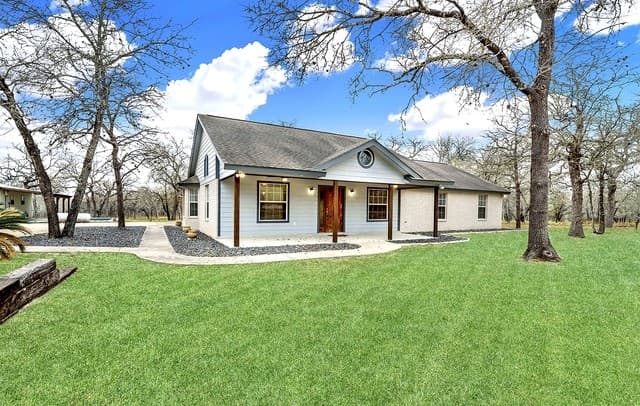 4-bedroom rental at 1026 Wild Flower in Floresville, TX — photo 3