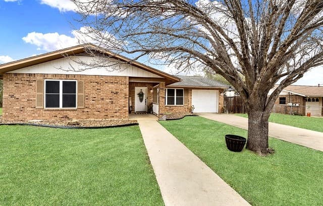 3-bedroom rental at 1501 Longhorn in Floresville, TX — photo 3