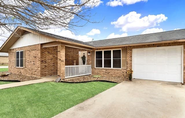 3-bedroom rental at 1501 Longhorn in Floresville, TX — photo 5
