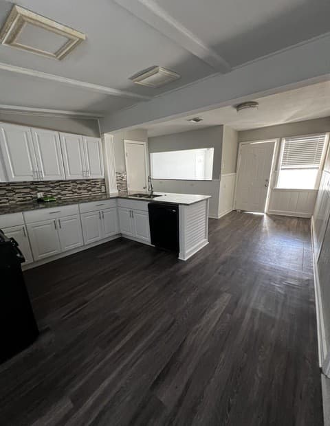 3-bedroom rental at 351 Overhill Unit #MH in San Antonio, TX — photo 5