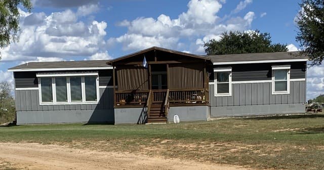 3-bedroom rental at 316 County Road 775 in Devine, TX — photo 1