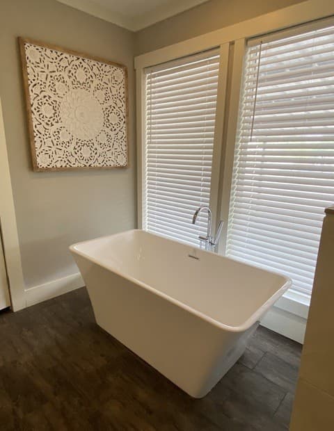 3-bedroom rental at 316 County Road 775 in Devine, TX — photo 3