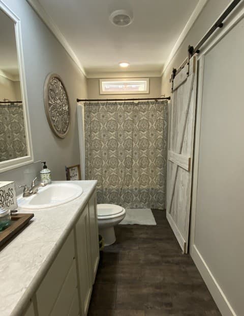 3-bedroom rental at 316 County Road 775 in Devine, TX — photo 5