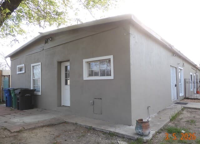 3-bedroom rental at 501 34th in San Antonio, TX — photo 2