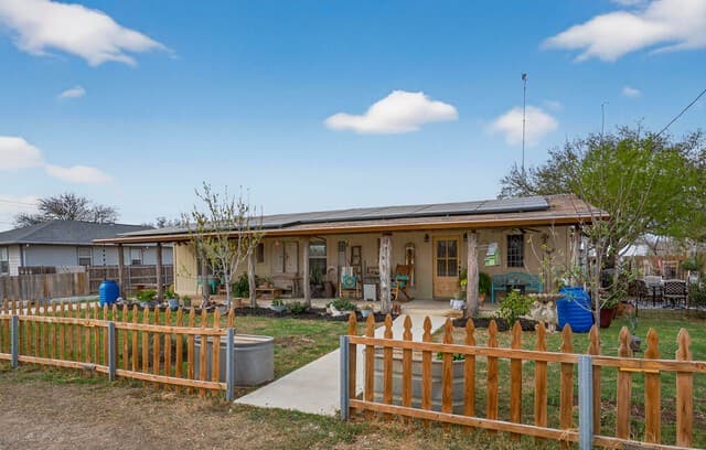3-bedroom rental at 405 Coughran in Pleasanton, TX — photo 1