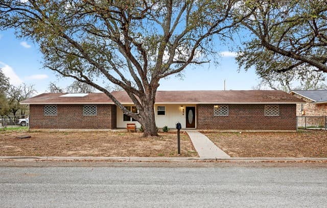 3-bedroom rental at 330 Chaparral in Pleasanton, TX — photo 1
