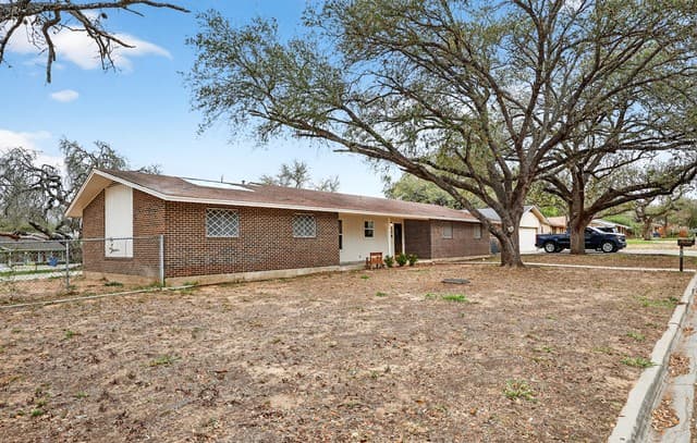 3-bedroom rental at 330 Chaparral in Pleasanton, TX — photo 3