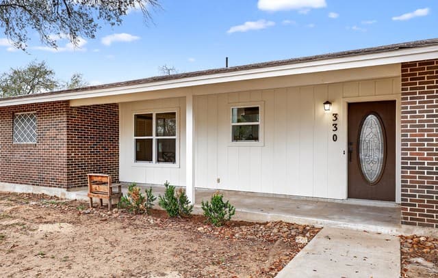 3-bedroom rental at 330 Chaparral in Pleasanton, TX — photo 4