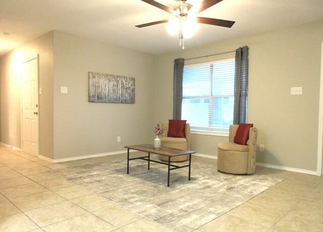 3-bedroom rental at 606 Hon in Jourdanton, TX — photo 2